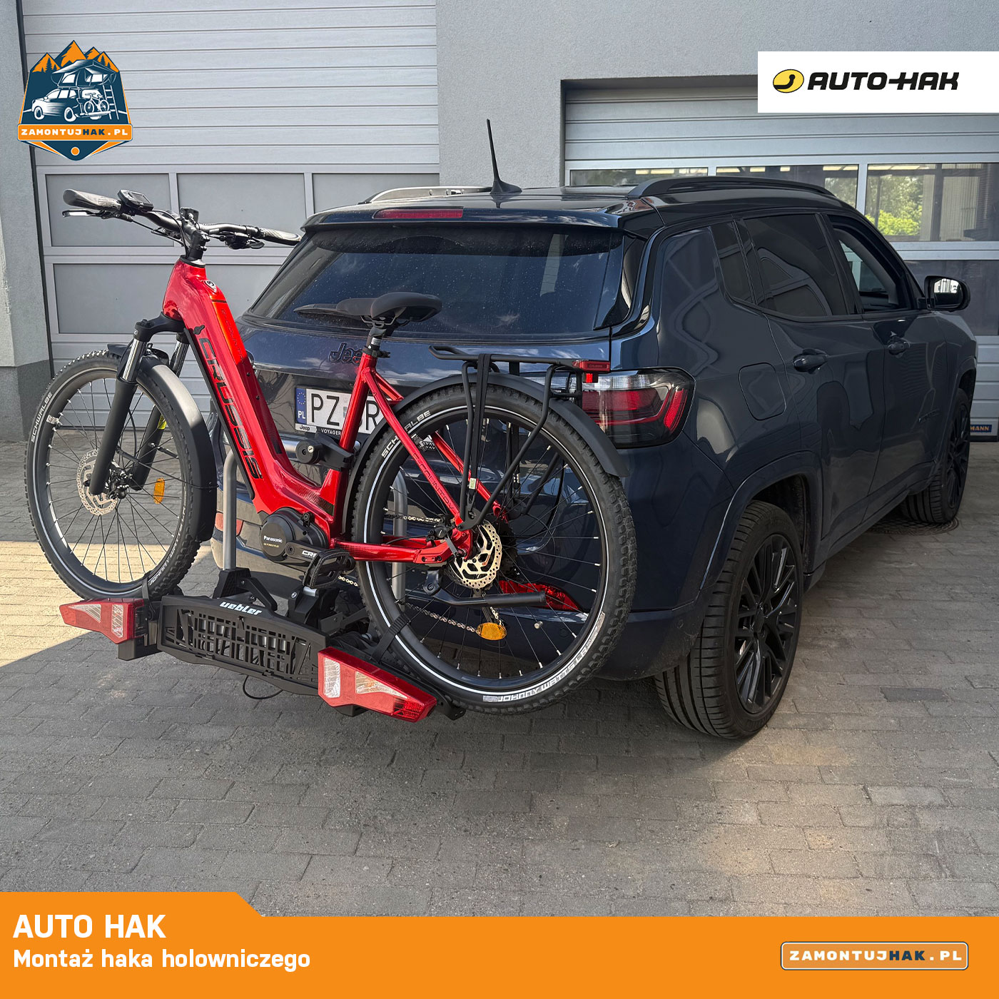 Jeep Compass z bagażnikiem rowerowym zamontowanym na haku AUTO-HAK